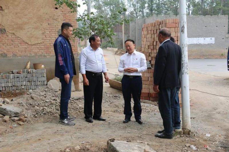 扶貧路上  攜手同行——弘義集團(tuán)黨委書記、董事長張秀峰一行 到定點幫扶村調(diào)研